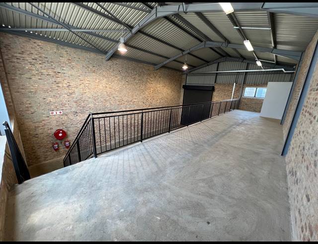 188M² WAREHOUSE TO LET IN LASER PARK